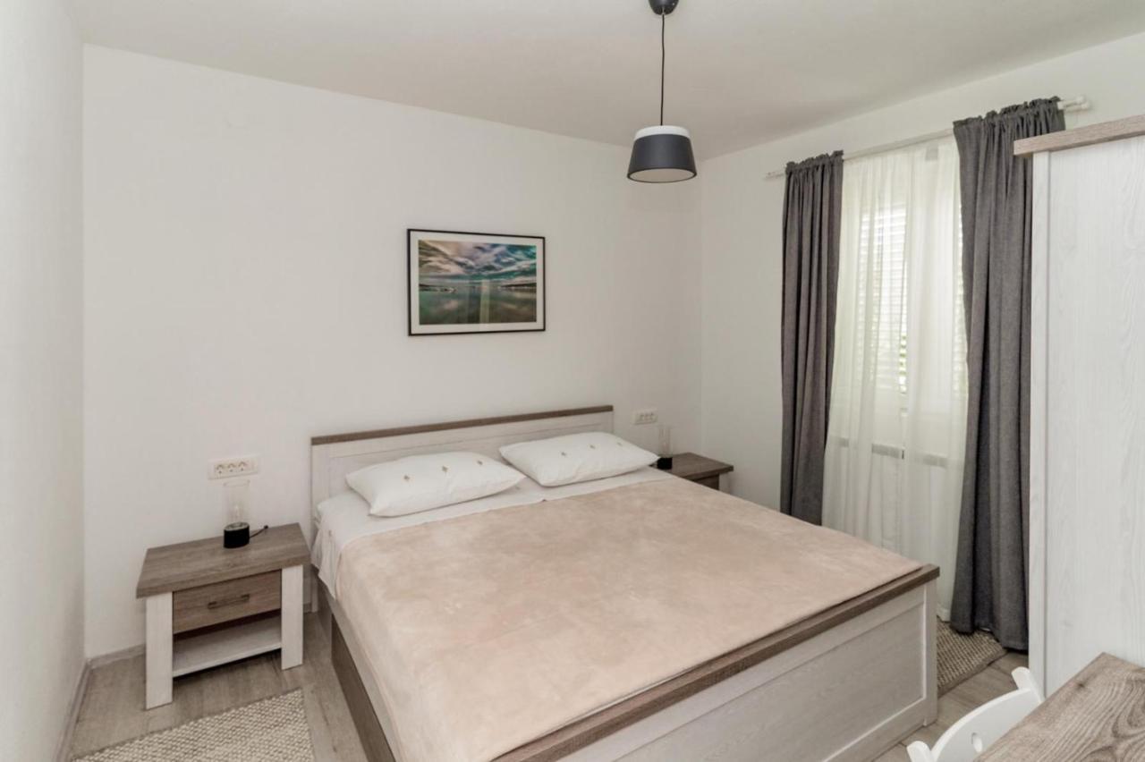 Apartments Happy Sukošan Esterno foto